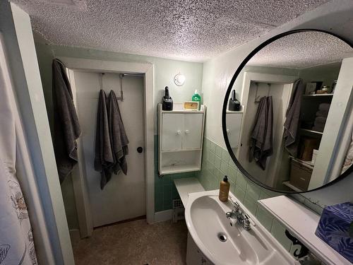 131 77Th Avenue, Grand Forks, BC - Indoor Photo Showing Bathroom