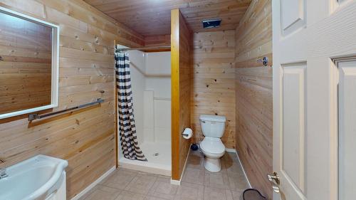 1221 Alexander Drive, Golden, BC - Indoor Photo Showing Bathroom