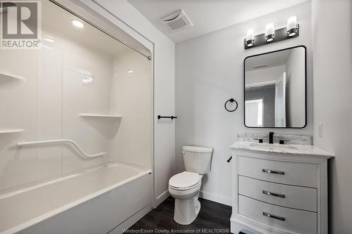 1500 Ouellette Unit# 304, Windsor, ON - Indoor Photo Showing Bathroom