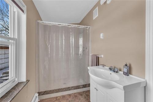 3008 Main Street N, Jarvis, ON - Indoor Photo Showing Bathroom