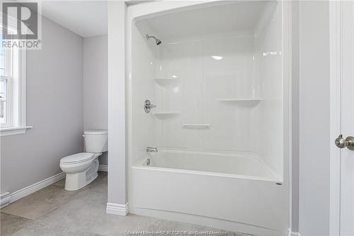 52 Loudun, Dieppe, NB - Indoor Photo Showing Bathroom