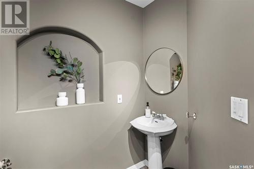 230 Brookhurst Crescent, Saskatoon, SK - Indoor Photo Showing Bathroom
