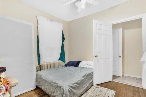 889 Main Street E, Hamilton, ON - Indoor Photo Showing Bedroom