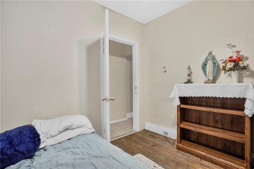 889 Main Street E, Hamilton, ON - Indoor Photo Showing Bedroom