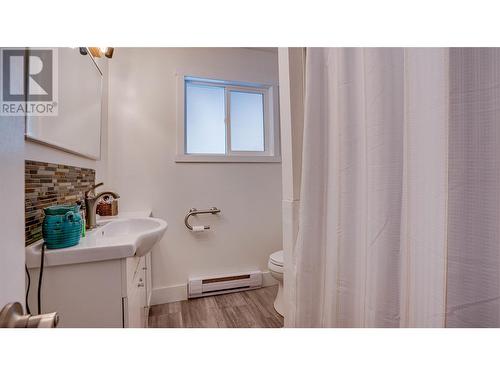 2255 Rosedale Avenue, Armstrong, BC - Indoor Photo Showing Bathroom