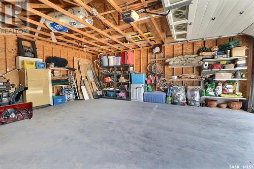 485 Grand Avenue, Buena Vista, SK - Indoor Photo Showing Garage