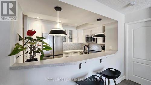 #812 -5 Rosehill Ave, Toronto, ON - Indoor Photo Showing Kitchen With Upgraded Kitchen