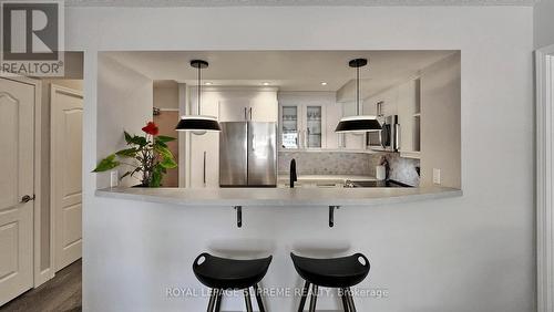 #812 -5 Rosehill Ave, Toronto, ON - Indoor Photo Showing Kitchen With Upgraded Kitchen