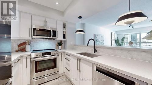 #812 -5 Rosehill Ave, Toronto, ON - Indoor Photo Showing Kitchen With Stainless Steel Kitchen With Upgraded Kitchen