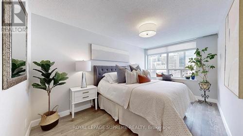 #812 -5 Rosehill Ave, Toronto, ON - Indoor Photo Showing Bedroom