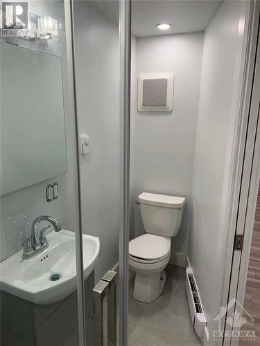 B-400 O'Connor Street, Ottawa, ON - Indoor Photo Showing Bathroom