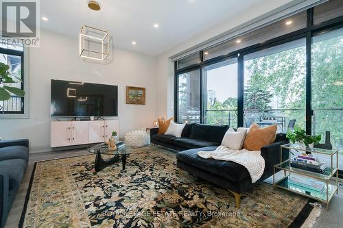 32 Servington Crescent, Toronto, ON - Indoor Photo Showing Living Room