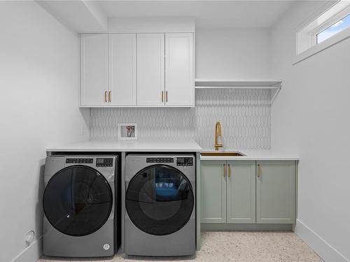770 Shorewood Dr, Parksville, BC - Indoor Photo Showing Laundry Room