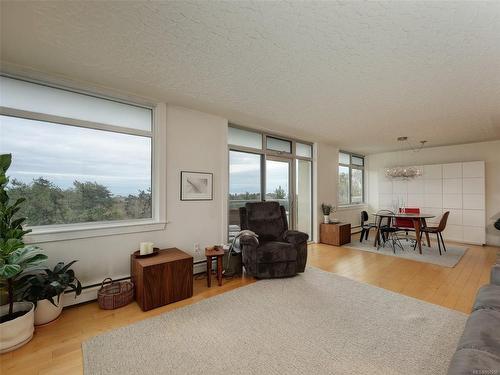1102-250 Douglas St, Victoria, BC - Indoor Photo Showing Living Room
