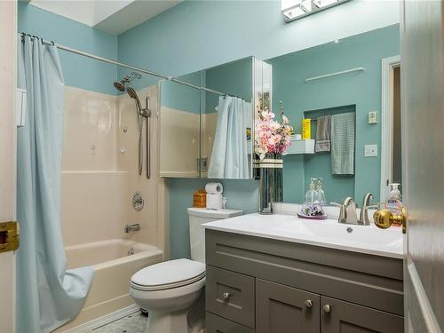 1777 Latimer Rd, Nanaimo, BC - Indoor Photo Showing Bathroom