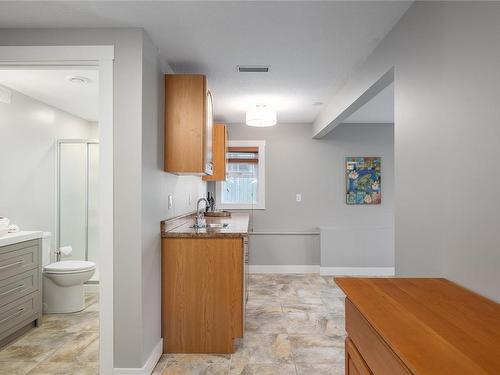 6198 Waterbury Rd, Nanaimo, BC - Indoor Photo Showing Bathroom