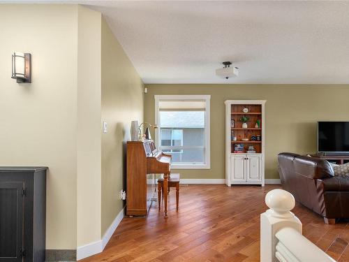 6198 Waterbury Rd, Nanaimo, BC - Indoor Photo Showing Living Room