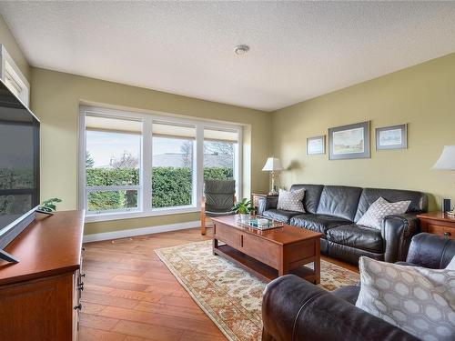 6198 Waterbury Rd, Nanaimo, BC - Indoor Photo Showing Living Room