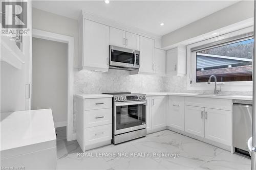 47 Valerie Dr, St. Catharines, ON - Indoor Photo Showing Kitchen With Upgraded Kitchen