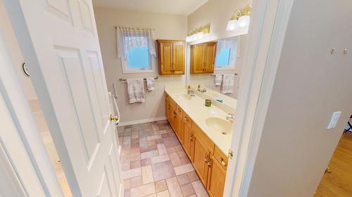 36 - 2025 Kokanee Drive N, Cranbrook, BC - Indoor Photo Showing Bathroom