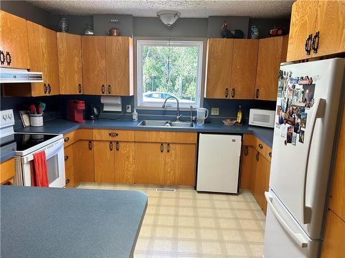 Killarney, Manitoba - Indoor Photo Showing Kitchen With Double Sink