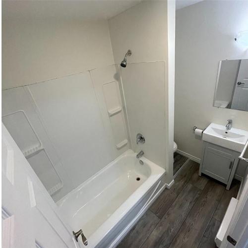 16 Dufferin Street|Unit #12, Fort Erie, ON - Indoor Photo Showing Bathroom