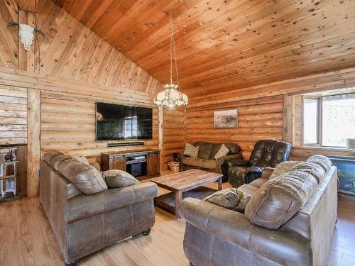 2141 Schamps Road, Kamloops, BC - Indoor Photo Showing Living Room
