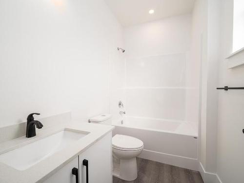118-2648 Tranquille Rd, Kamloops, BC - Indoor Photo Showing Bathroom