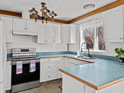 412 Sumac Road, South Shuswap, BC - Indoor Photo Showing Kitchen With Double Sink