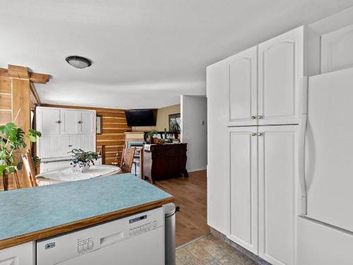 412 Sumac Road, South Shuswap, BC - Indoor Photo Showing Kitchen