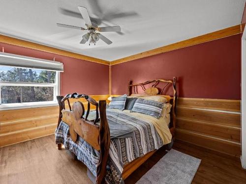412 Sumac Road, South Shuswap, BC - Indoor Photo Showing Bedroom