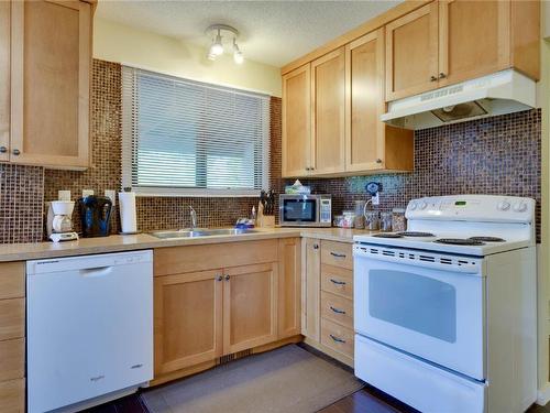 2955-2957 Conlin Court, Kelowna, BC - Indoor Photo Showing Kitchen With Double Sink