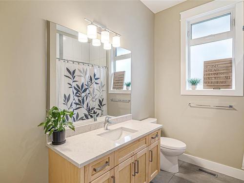 770 West Ridge Way, Qualicum Beach, BC - Indoor Photo Showing Bathroom