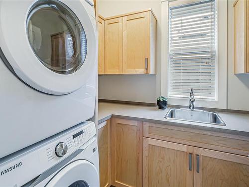 770 West Ridge Way, Qualicum Beach, BC - Indoor Photo Showing Laundry Room
