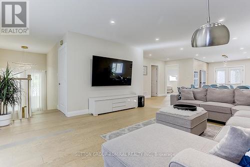 2059 Northern Avenue, Innisfil, ON - Indoor Photo Showing Living Room