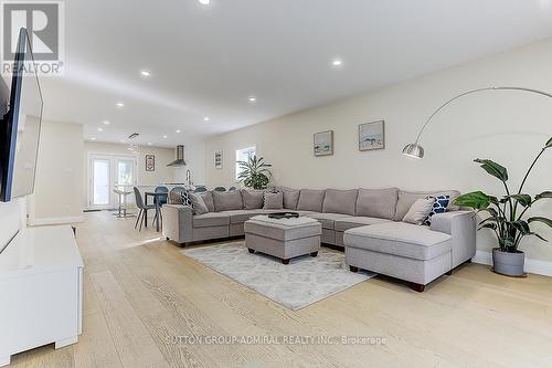 2059 Northern Ave, Innisfil, ON - Indoor Photo Showing Living Room