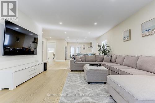 2059 Northern Avenue, Innisfil, ON - Indoor Photo Showing Living Room