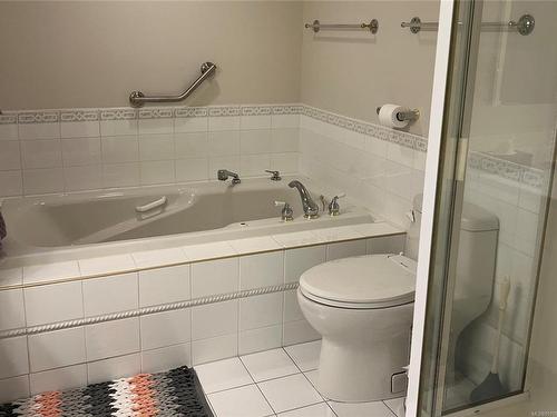 217-4490 Chatterton Way, Saanich, BC - Indoor Photo Showing Bathroom