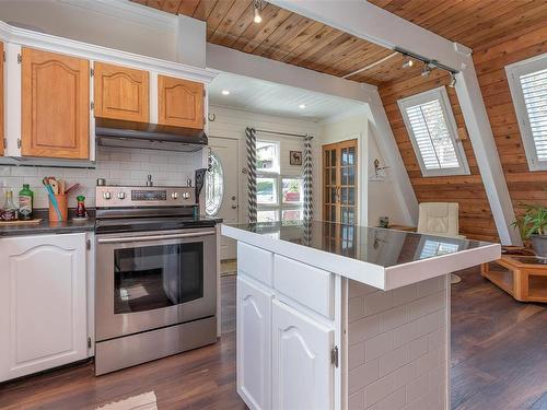 8028 Arthur St, Crofton, BC - Indoor Photo Showing Kitchen