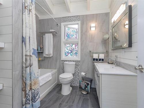 8028 Arthur St, Crofton, BC - Indoor Photo Showing Bathroom