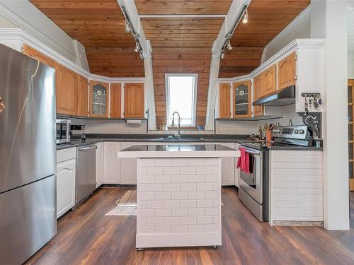 8028 Arthur St, Crofton, BC - Indoor Photo Showing Kitchen