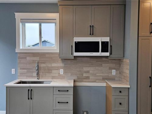 599 Ravenswood Dr, Nanaimo, BC - Indoor Photo Showing Kitchen With Upgraded Kitchen