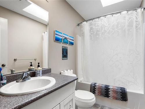 2350 Gould Rd, Nanaimo, BC - Indoor Photo Showing Bathroom