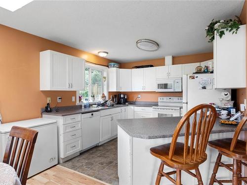 2350 Gould Rd, Nanaimo, BC - Indoor Photo Showing Kitchen