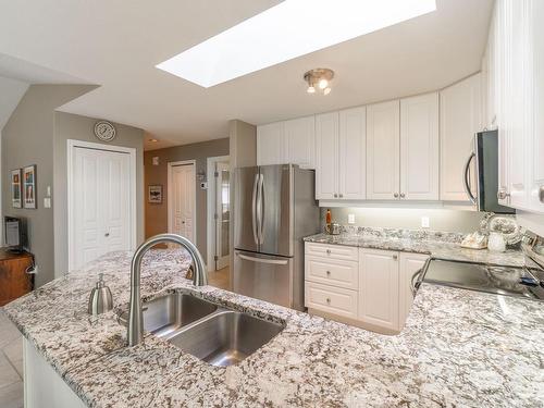 1227 Gabriola Dr, Parksville, BC - Indoor Photo Showing Kitchen With Double Sink With Upgraded Kitchen