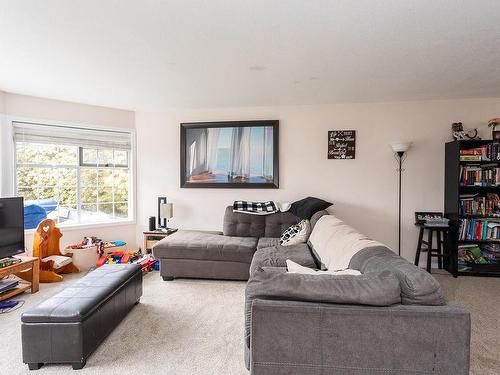 6025 Driftwood Pl, Nanaimo, BC - Indoor Photo Showing Living Room