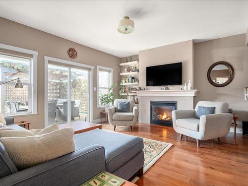623 Sarum Rise Way, Nanaimo, BC - Indoor Photo Showing Living Room With Fireplace