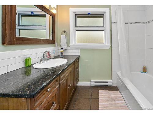 1700 Albert Ave, Victoria, BC - Indoor Photo Showing Bathroom