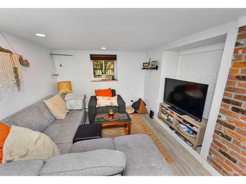 1700 Albert Ave, Victoria, BC - Indoor Photo Showing Living Room