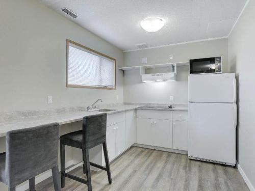 352/354 Alexander Ave, Kamloops, BC - Indoor Photo Showing Kitchen